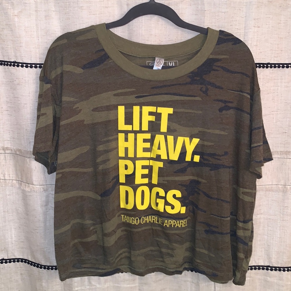 Camo crop workout top, NWOT. XL.